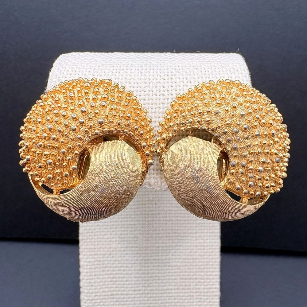 Vintage Crown Trifari Swirl Textured Gold Tone‎ Circle Clip on Earrings 1"